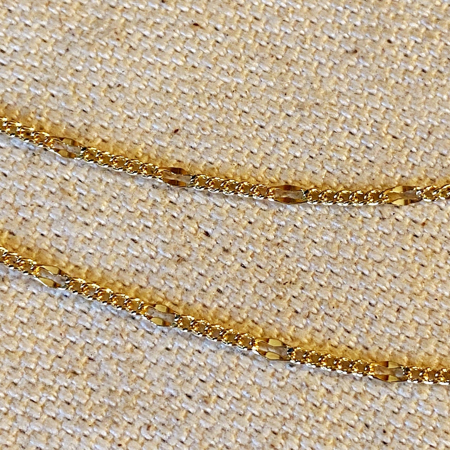 Chaîne Figaro battue remplie d'or 18 carats