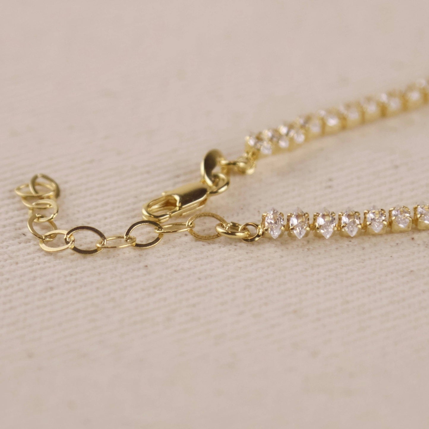 Bracelet de tennis Marquise de 4 mm rempli d'or 18 carats