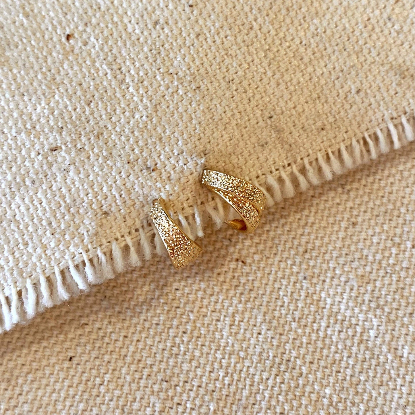 Mini-créoles en C à double fil de 10 mm remplies d'or 18 carats
