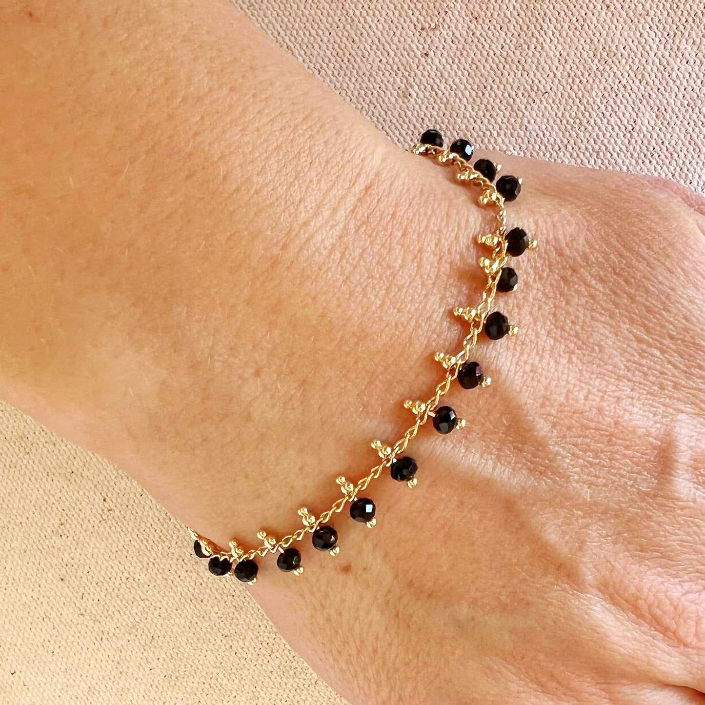 Bracelet en perles noires remplies d'or 18 carats