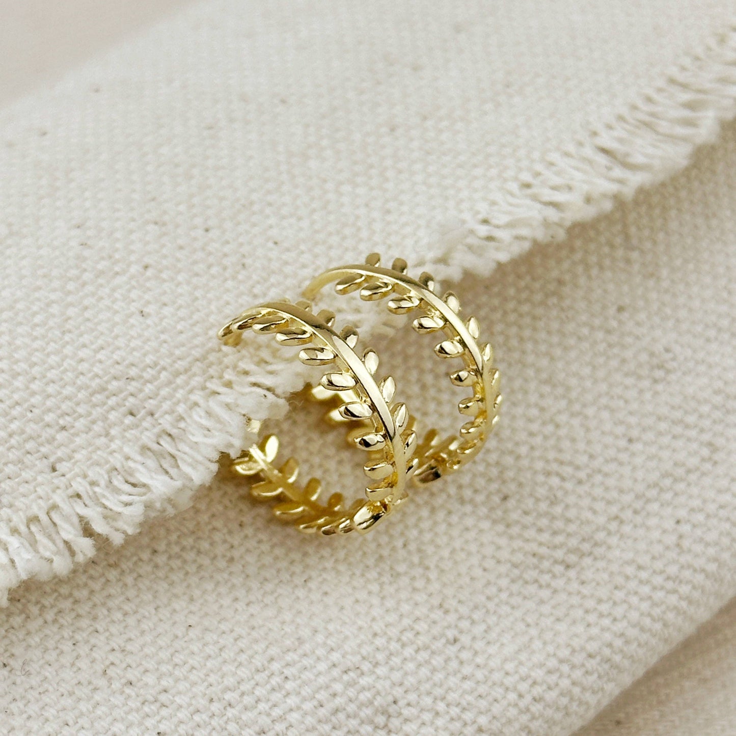 Boucles d'oreilles à motif de feuilles fourrées en or 18 carats