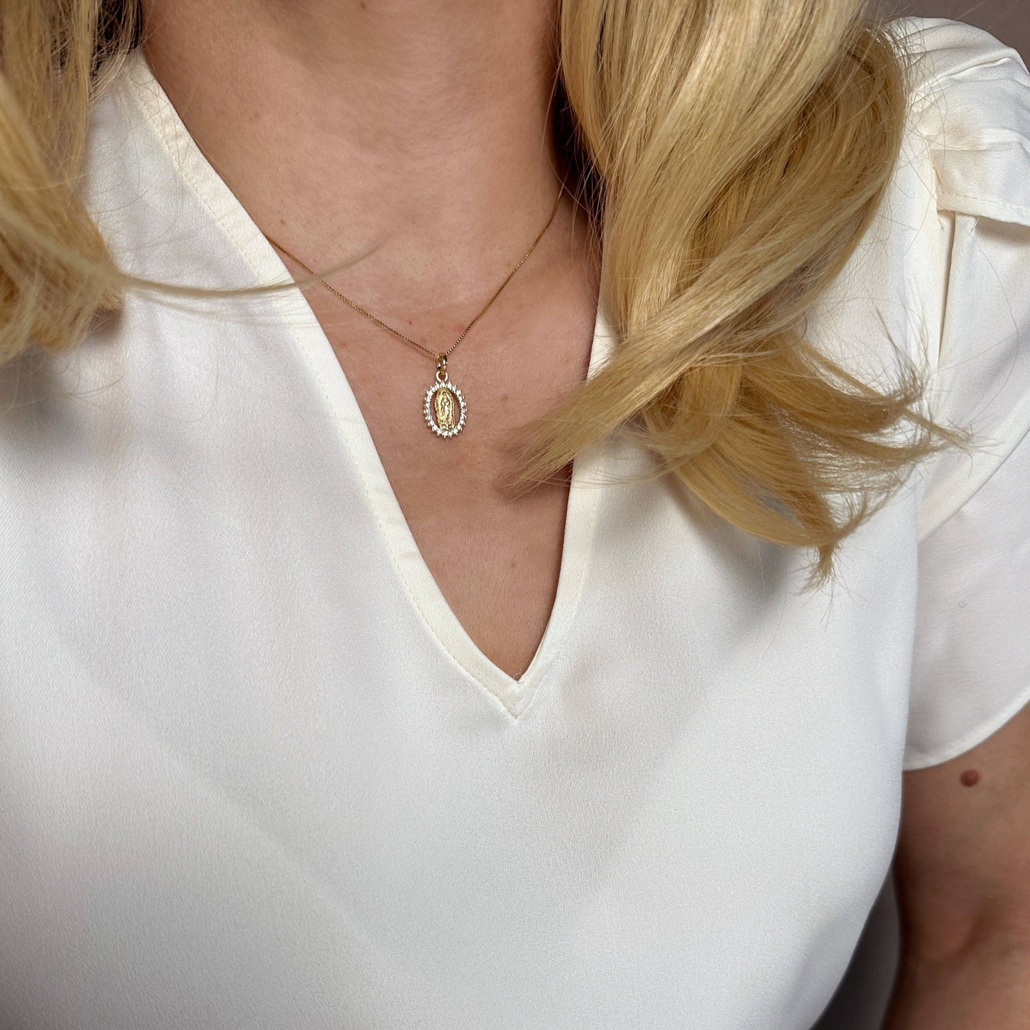 Collier avec chaîne figaro en or 18 carats et pendentif vierge avec mini-zircone cubique