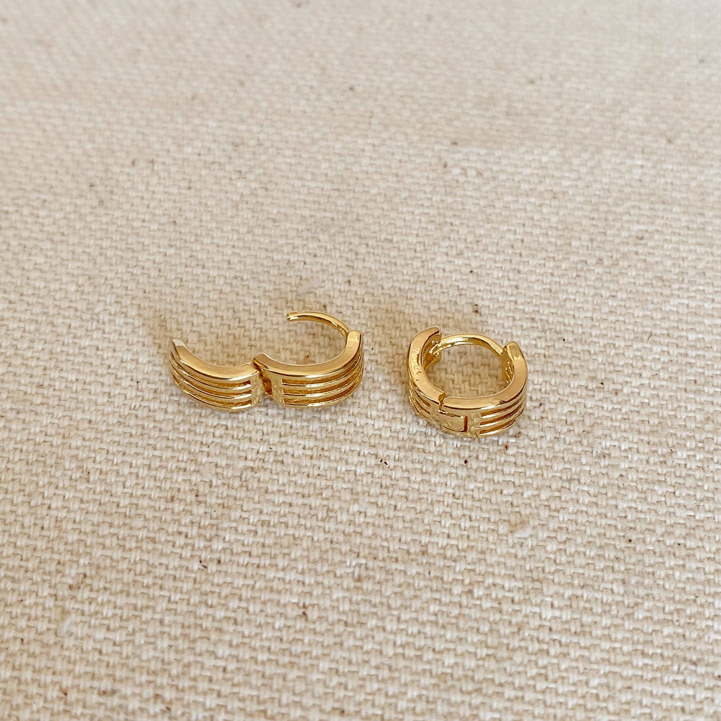 Créoles Clicker Tiny Waves remplies d'or 18 carats