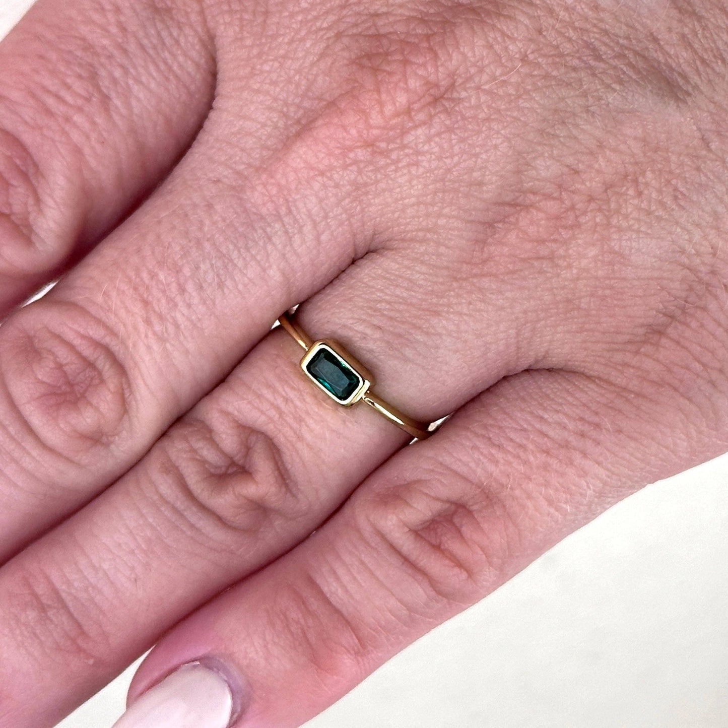 Bague solitaire rectangulaire avec zircon cubique noir