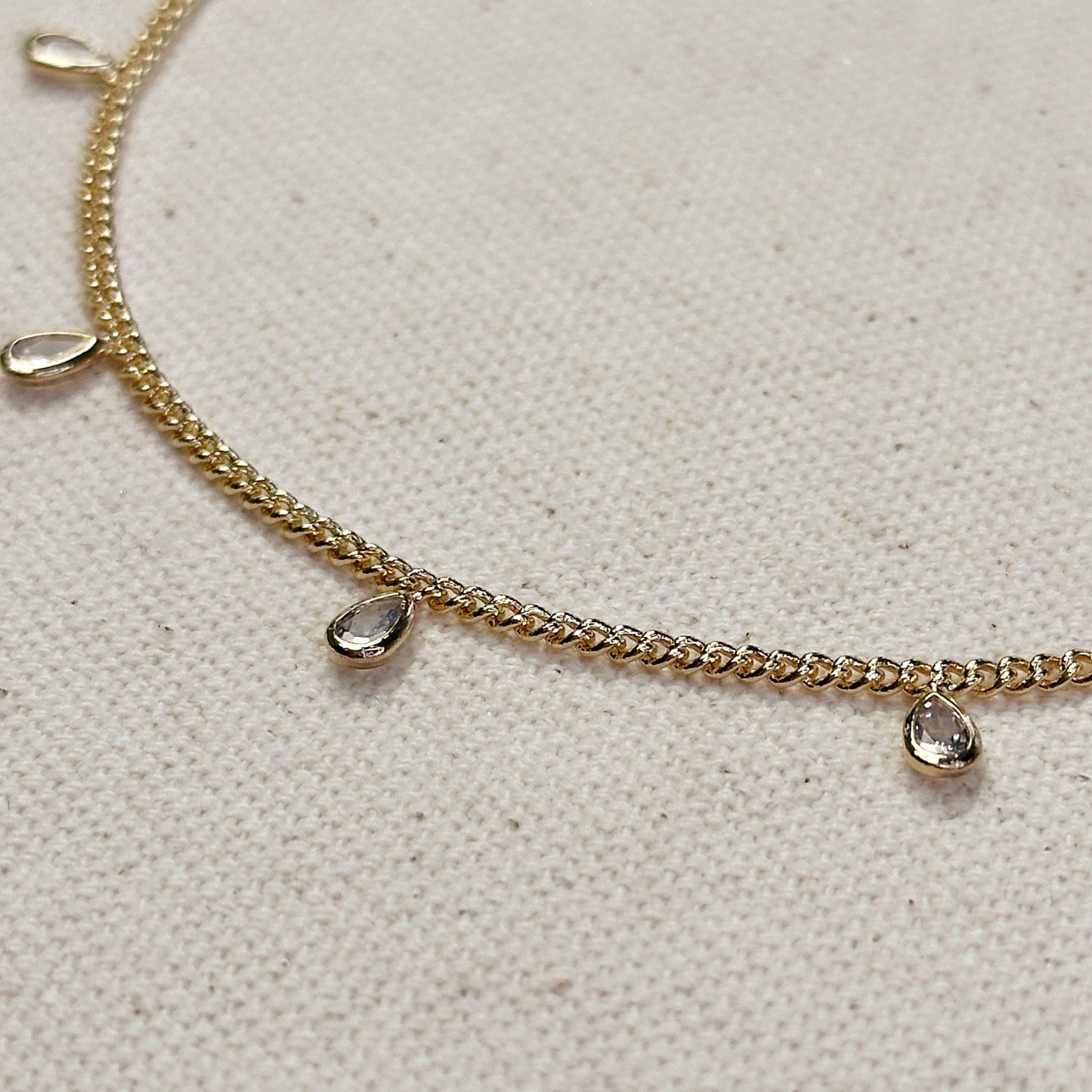 Chaîne gourmette de 2 mm remplie d'or 18 carats avec lunette CZ Drops