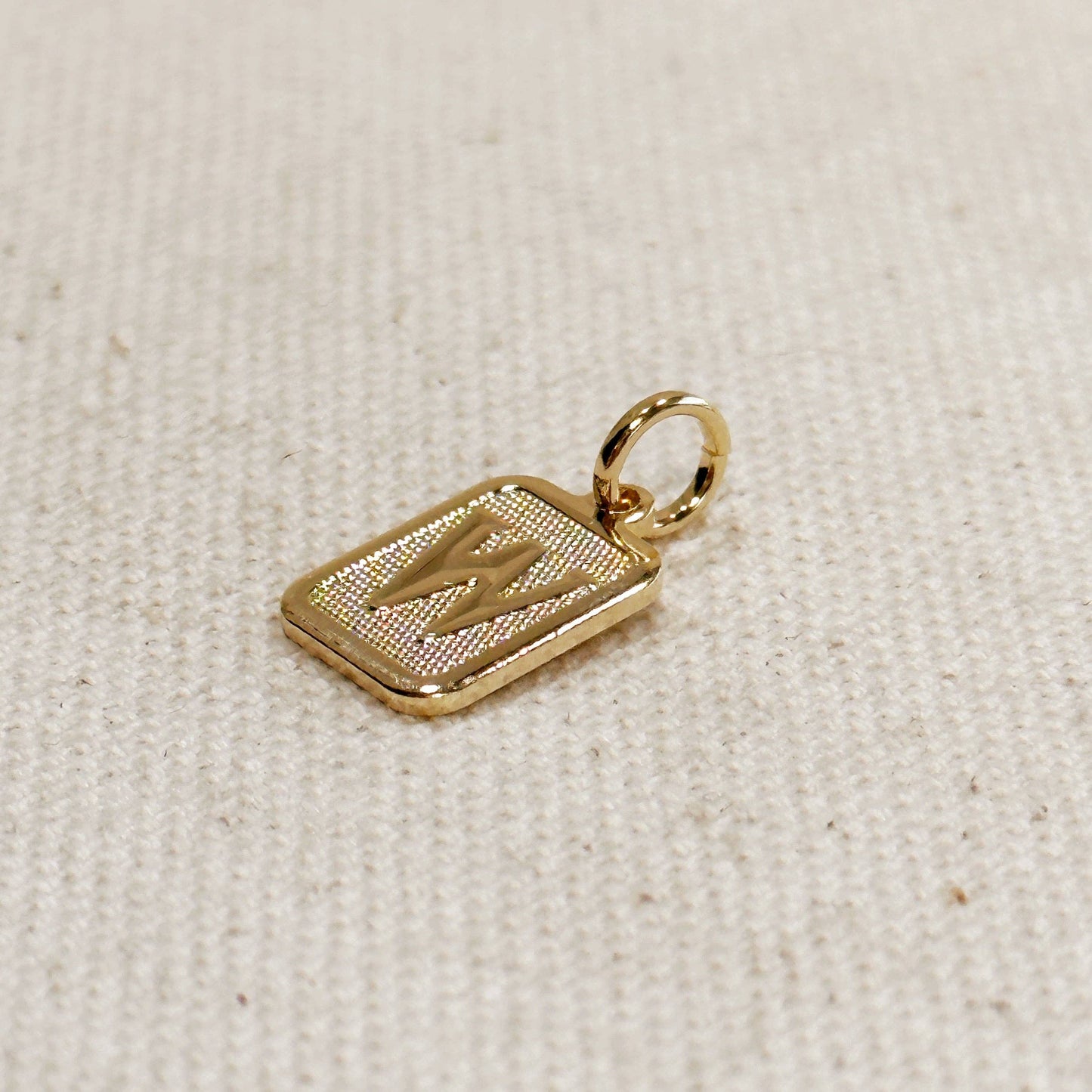 Pendentif plaque initiale texturé