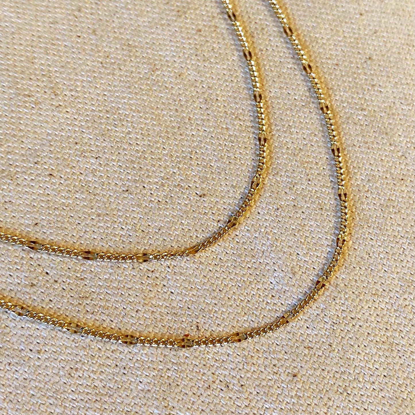 Chaîne Figaro battue remplie d'or 18 carats