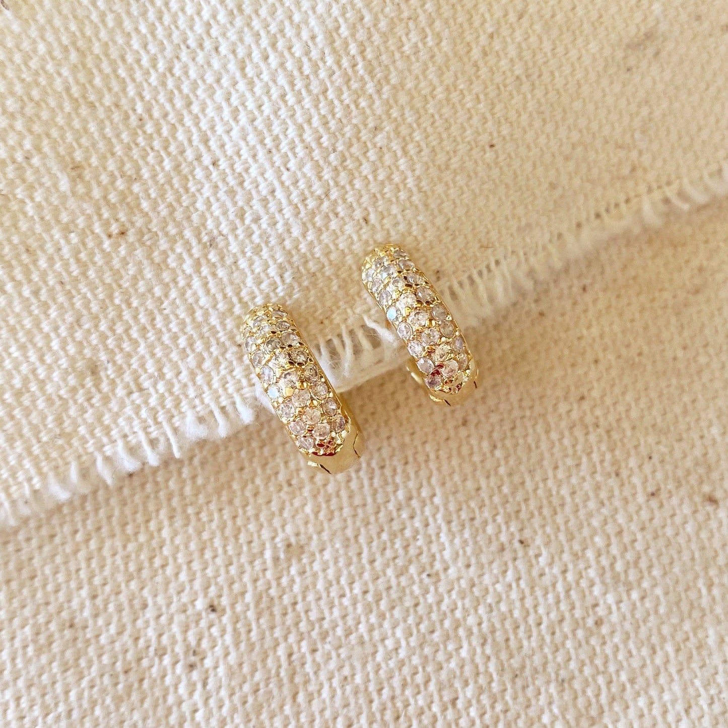 Créoles à cliquets en or rempli de 18 carats avec zircons cubiques.