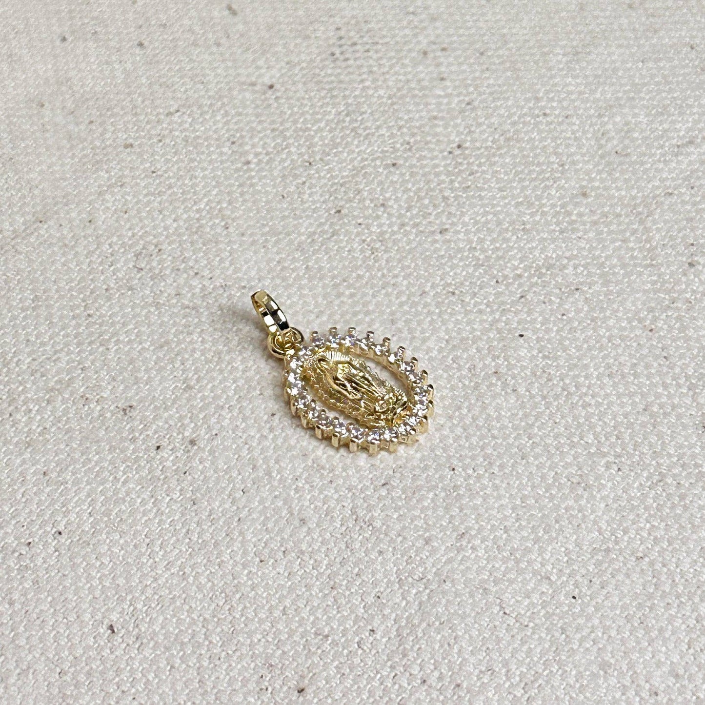 Collier avec chaîne figaro en or 18 carats et pendentif vierge avec mini-zircone cubique
