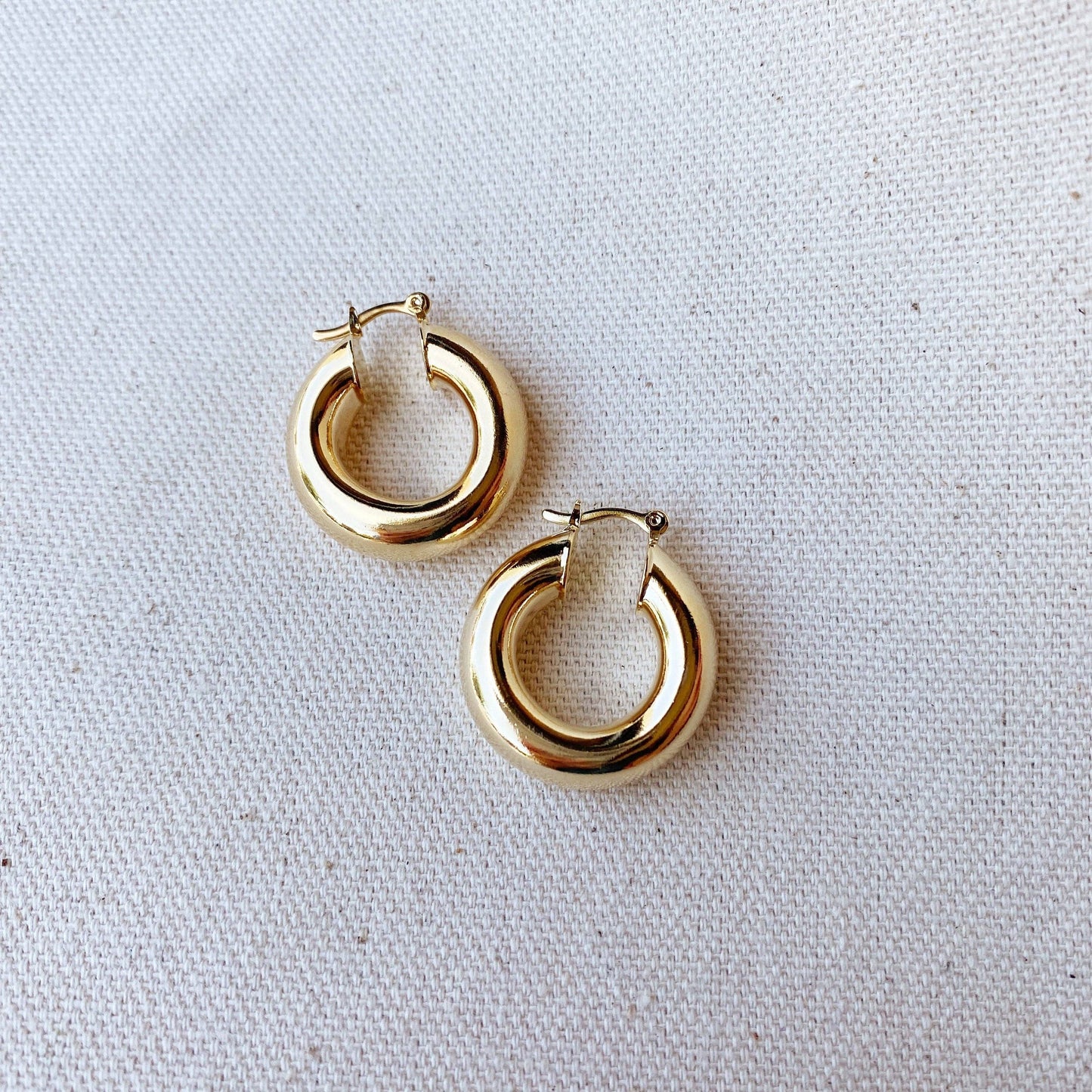Petites créoles épaisses remplies d'or 18 carats