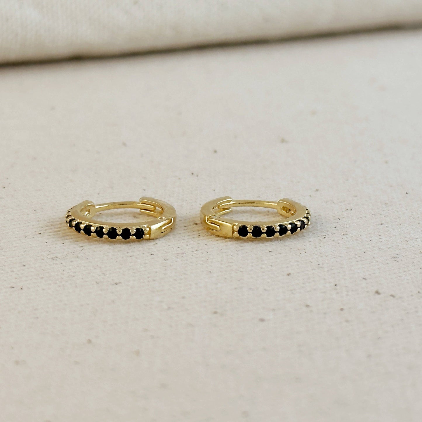 Boucles d'oreilles créoles en or rempli 18k avec zircons cubiques colorés
