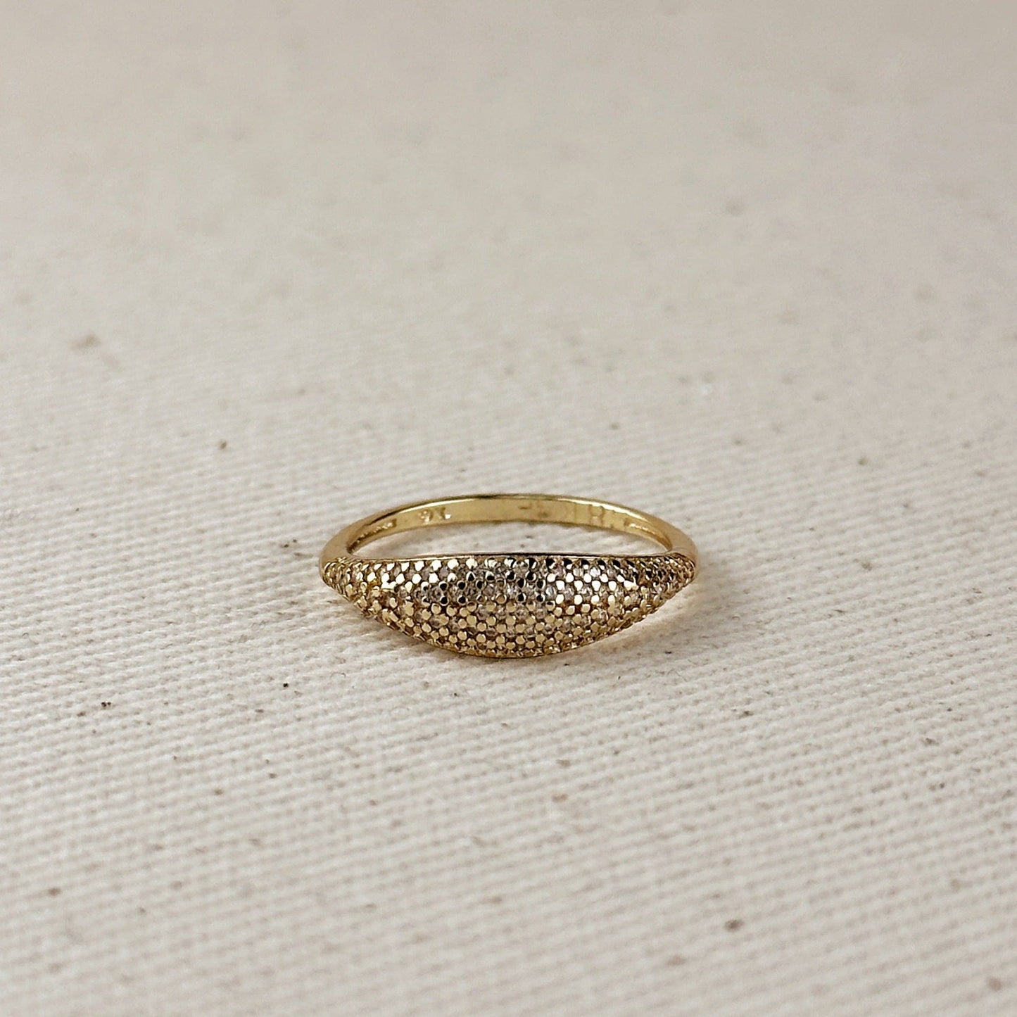 Bague en forme de mini-dôme en zircone cubique remplie d'or 18 carats