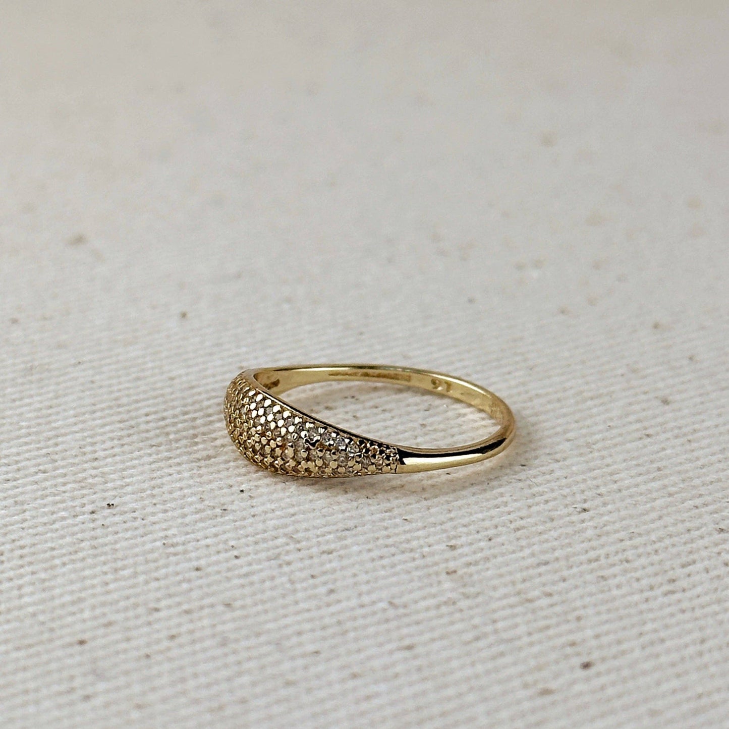 Bague en forme de mini-dôme en zircone cubique remplie d'or 18 carats