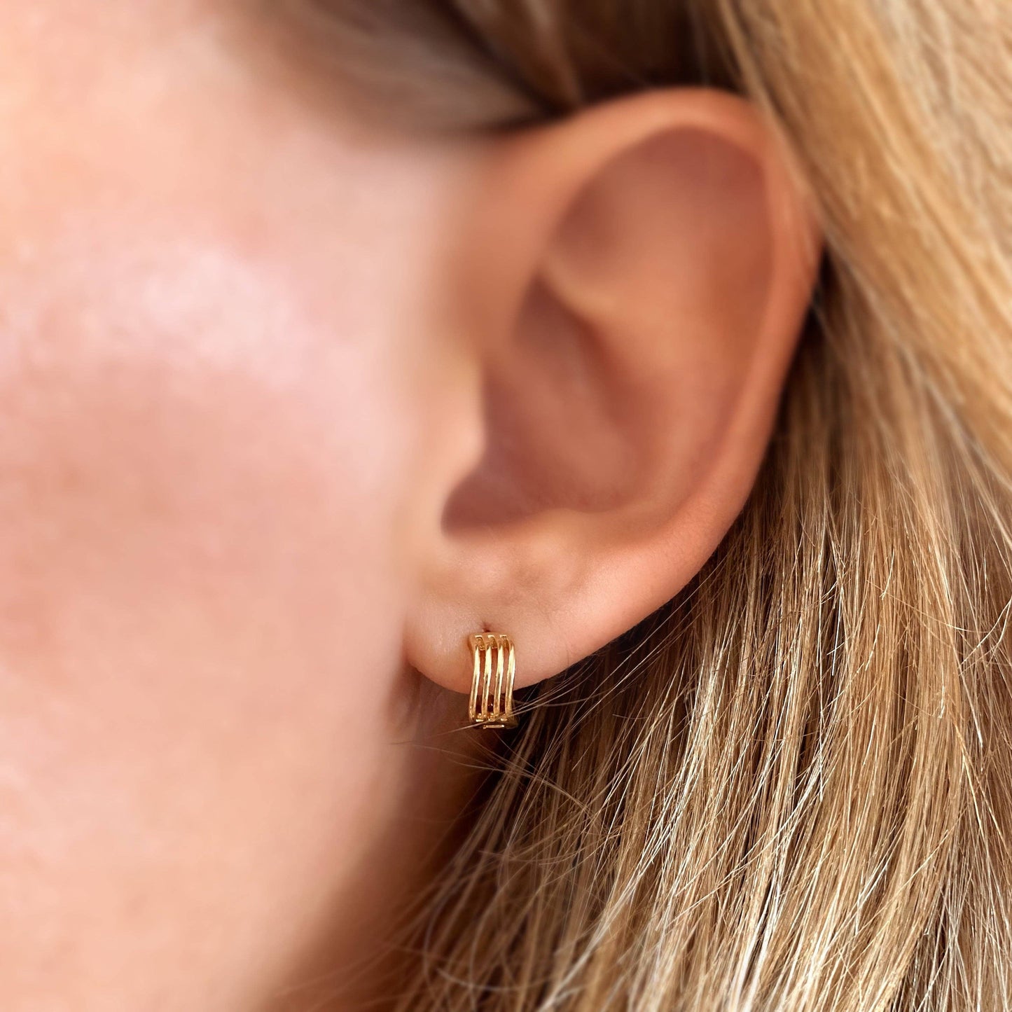 Créoles Clicker Tiny Waves remplies d'or 18 carats