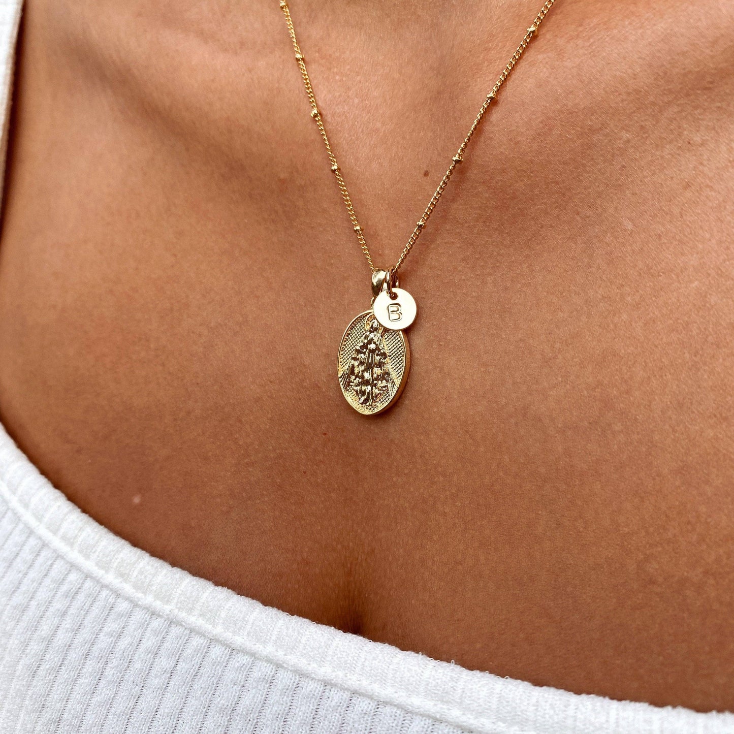 Breloque petite lettre initiale estampillée en alphabet complet rempli d'or 18 carats