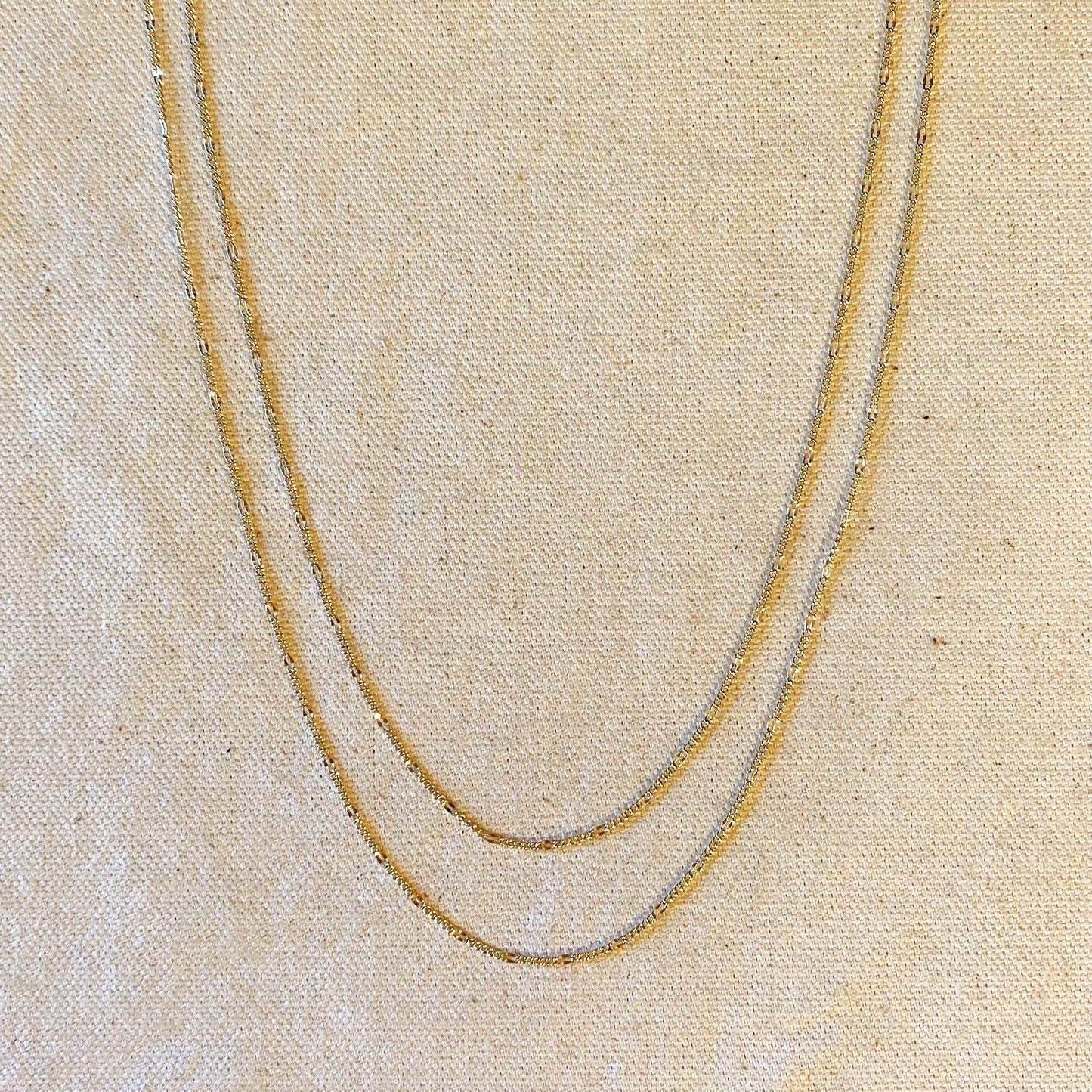 Chaîne Figaro battue remplie d'or 18 carats