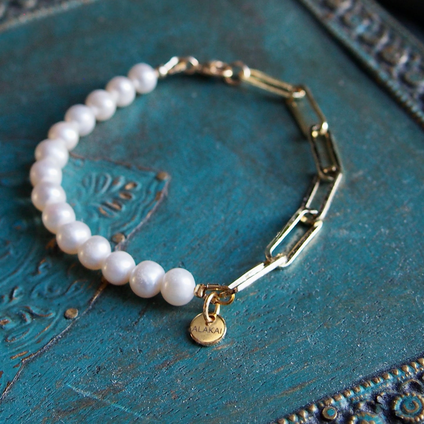 Bracelet perles d'eau douce et chaîne trombone avec breloque.