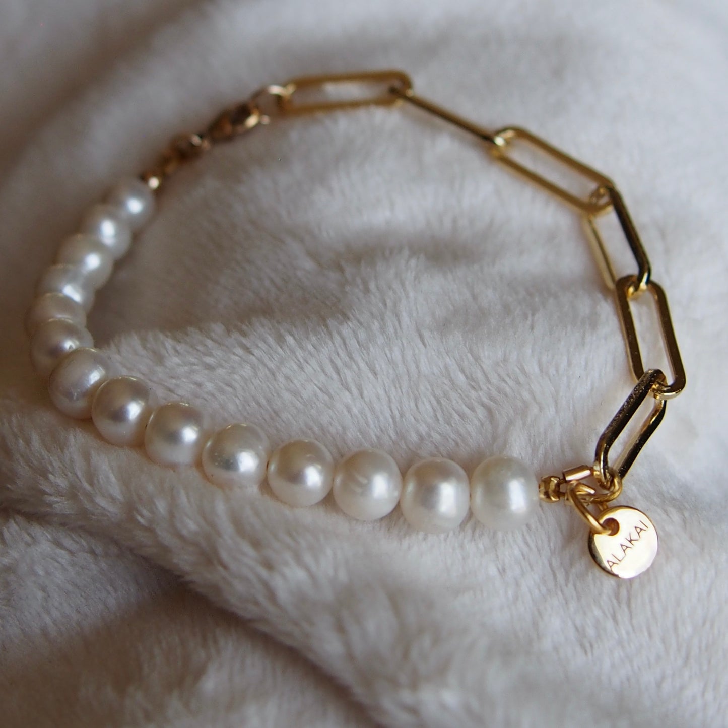 Bracelet perles d'eau douce et chaîne trombone avec breloque.