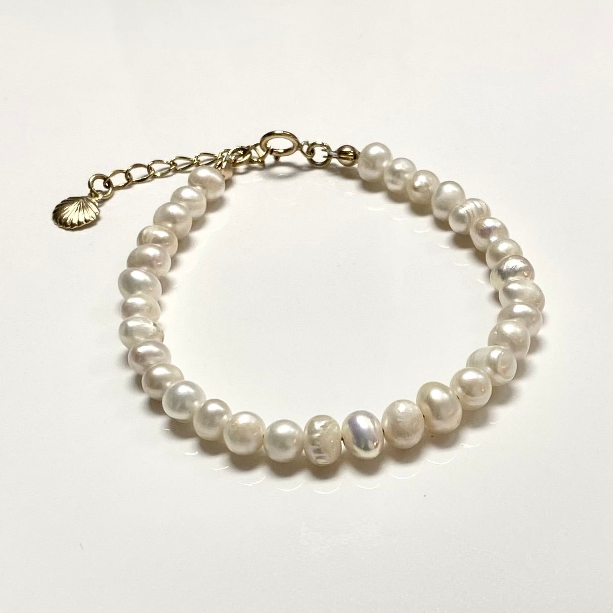 Bracelet perles d'eau douce, or et breloque coquillage