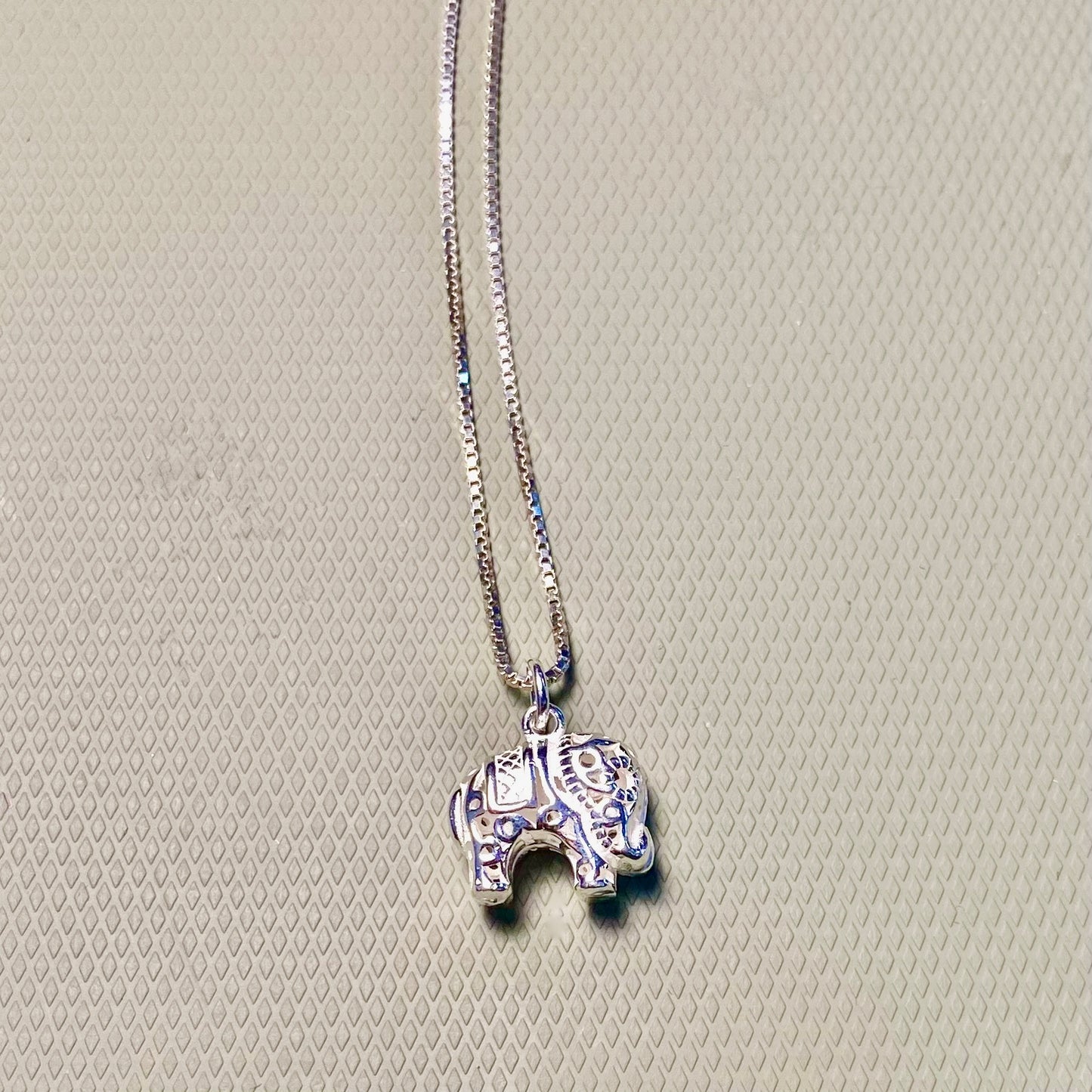 Collier chaîne en argent et pendentif éléphant