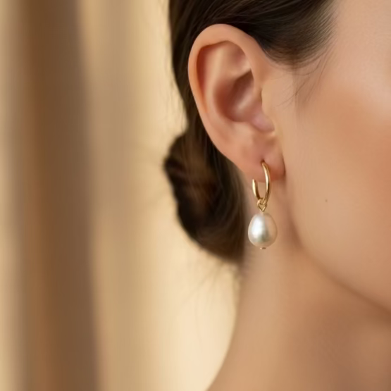Boucles d'oreilles dormeuses en or rempli, avec perles d'eau douce.