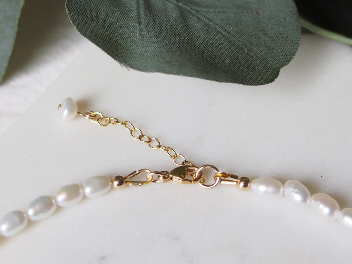 Collier de perles d'eau douce 4-6 mm et or