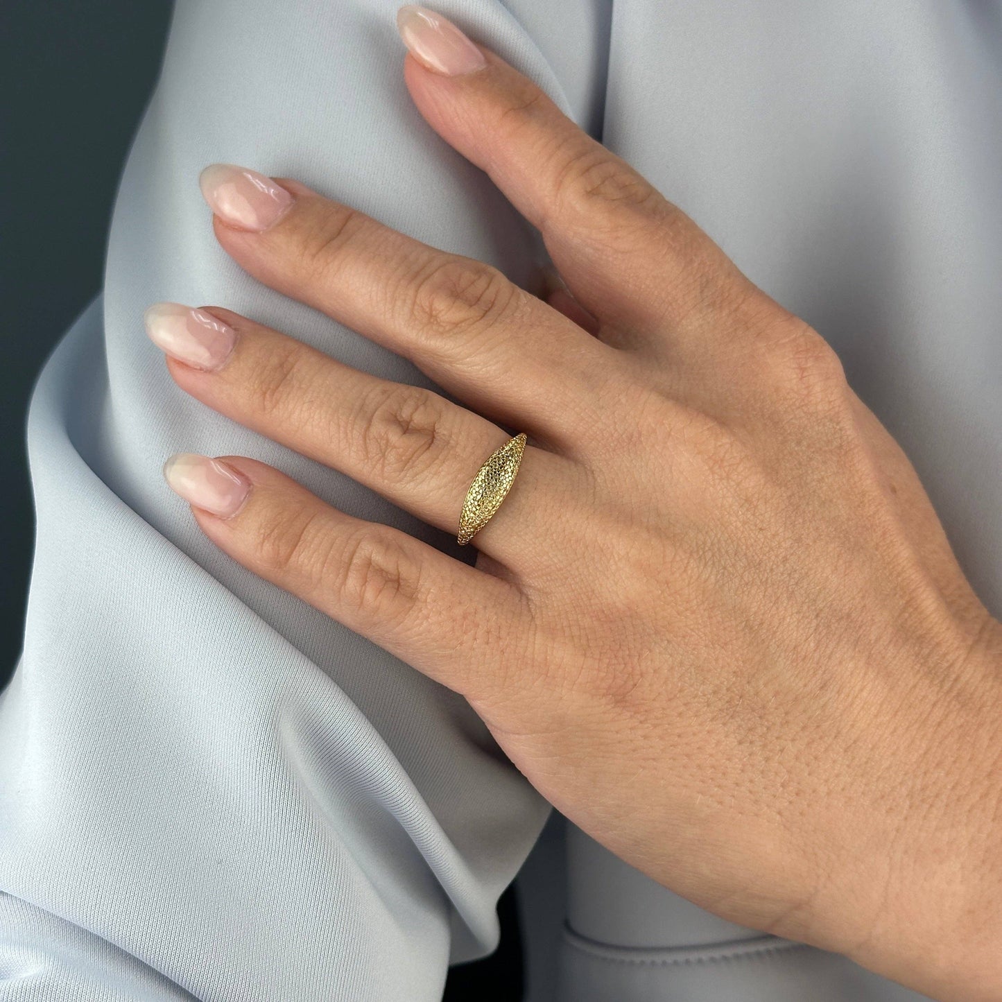 Bague en forme de mini-dôme en zircone cubique remplie d'or 18 carats