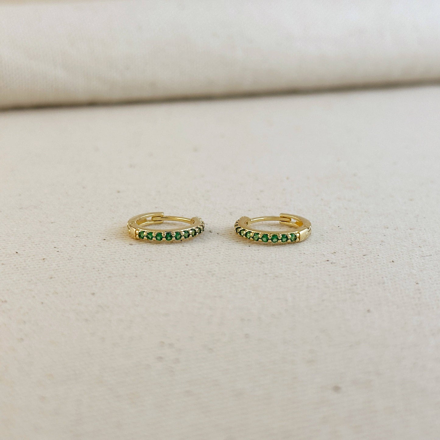 Boucles d'oreilles créoles en or rempli 18k avec zircons cubiques colorés