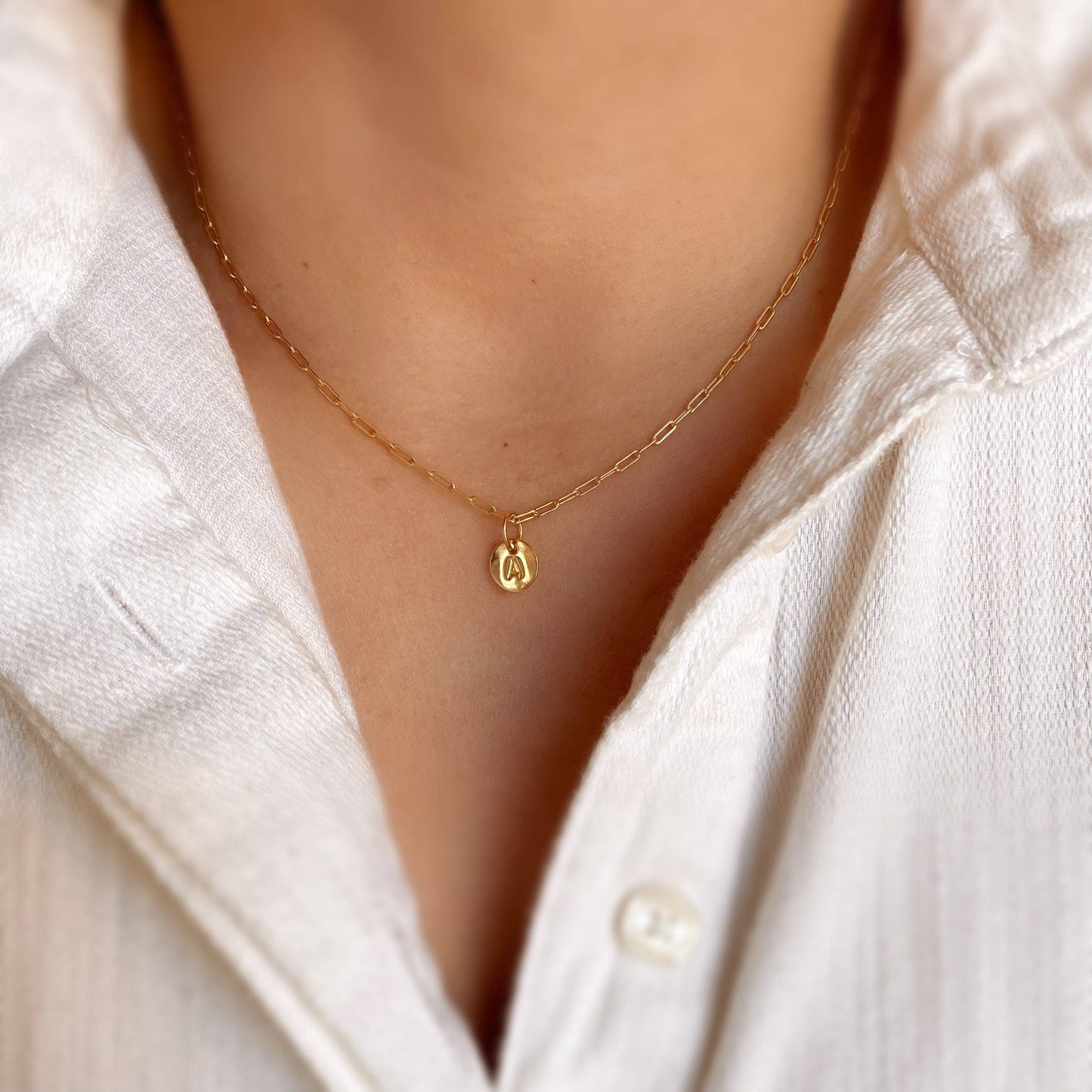 Breloque petite lettre initiale estampillée en alphabet complet rempli d'or 18 carats