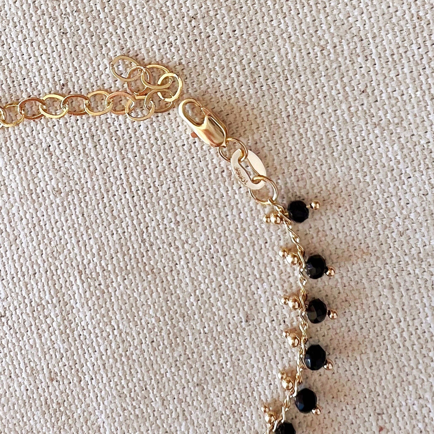 Bracelet en perles noires remplies d'or 18 carats
