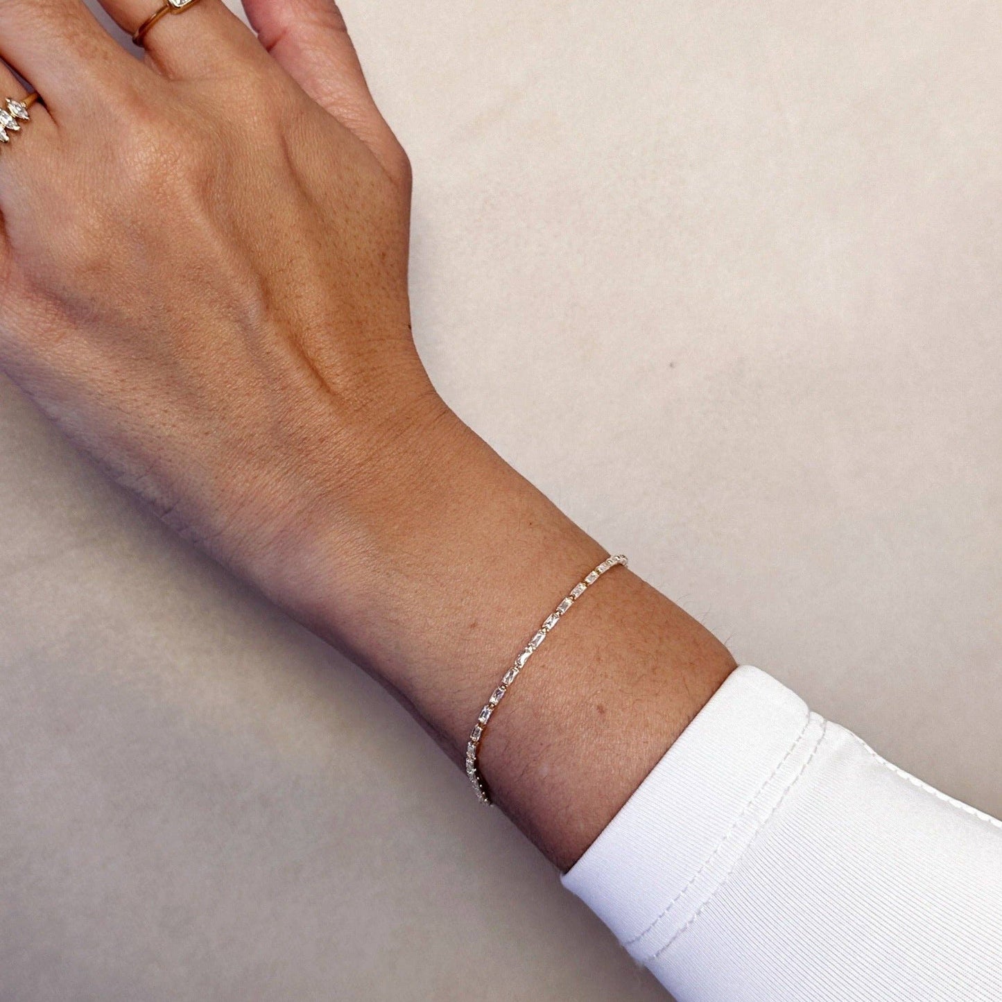 Bracelet de tennis baguette en or 18 carats de 1,5 mm en zircone cubique