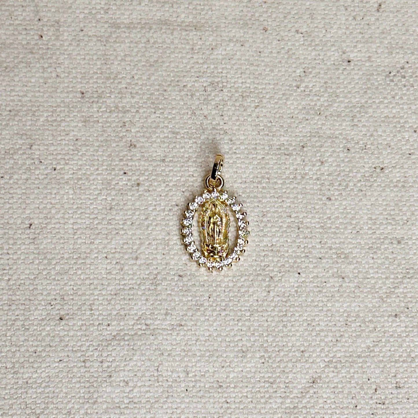 Collier avec chaîne figaro en or 18 carats et pendentif vierge avec mini-zircone cubique