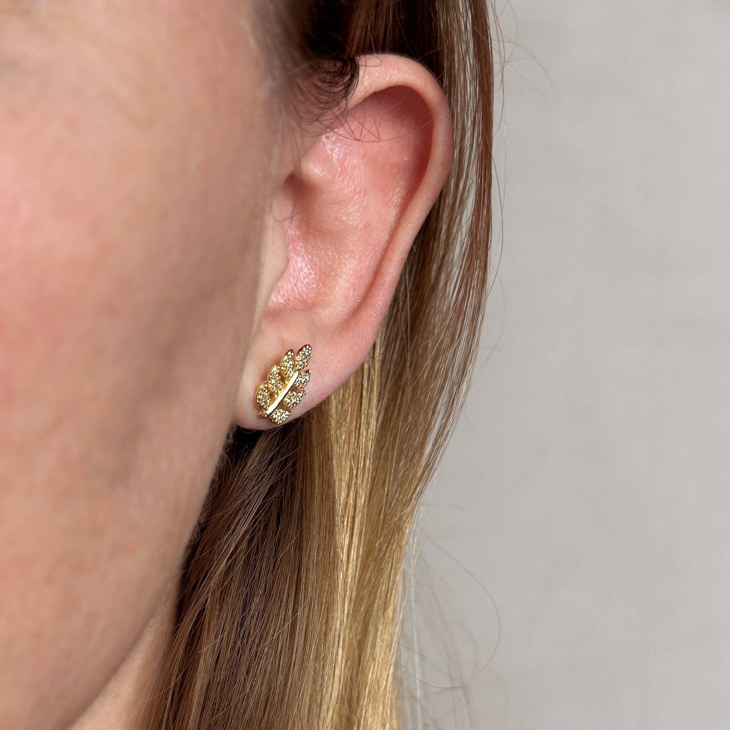 Clous d'oreilles à tige en forme de feuille de zircon cubique