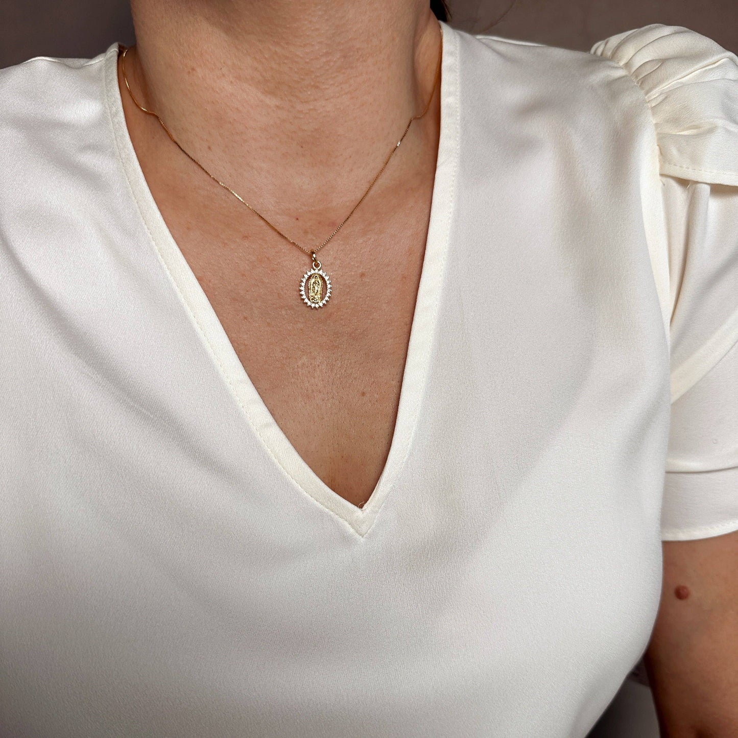 Collier avec chaîne figaro en or 18 carats et pendentif vierge avec mini-zircone cubique