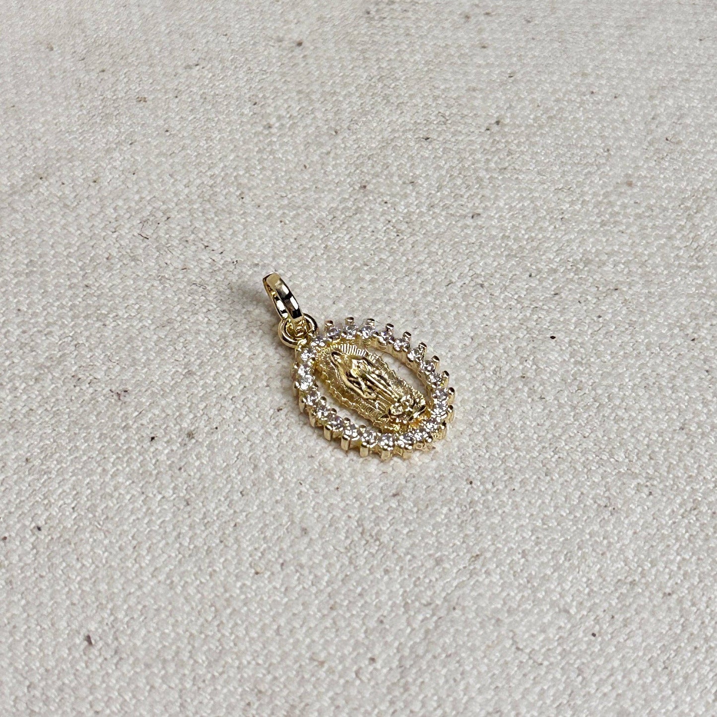 Collier avec chaîne figaro en or 18 carats et pendentif vierge avec mini-zircone cubique