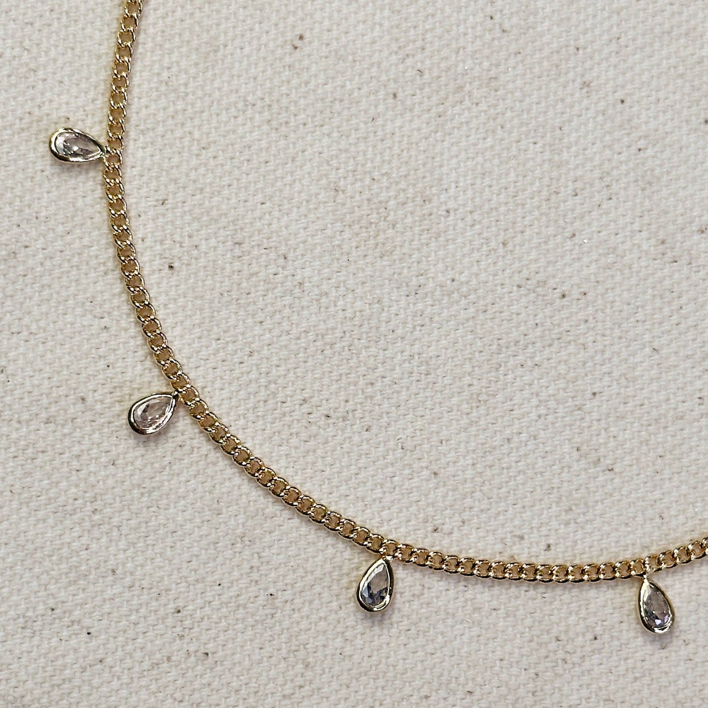 Chaîne gourmette de 2 mm remplie d'or 18 carats avec lunette CZ Drops