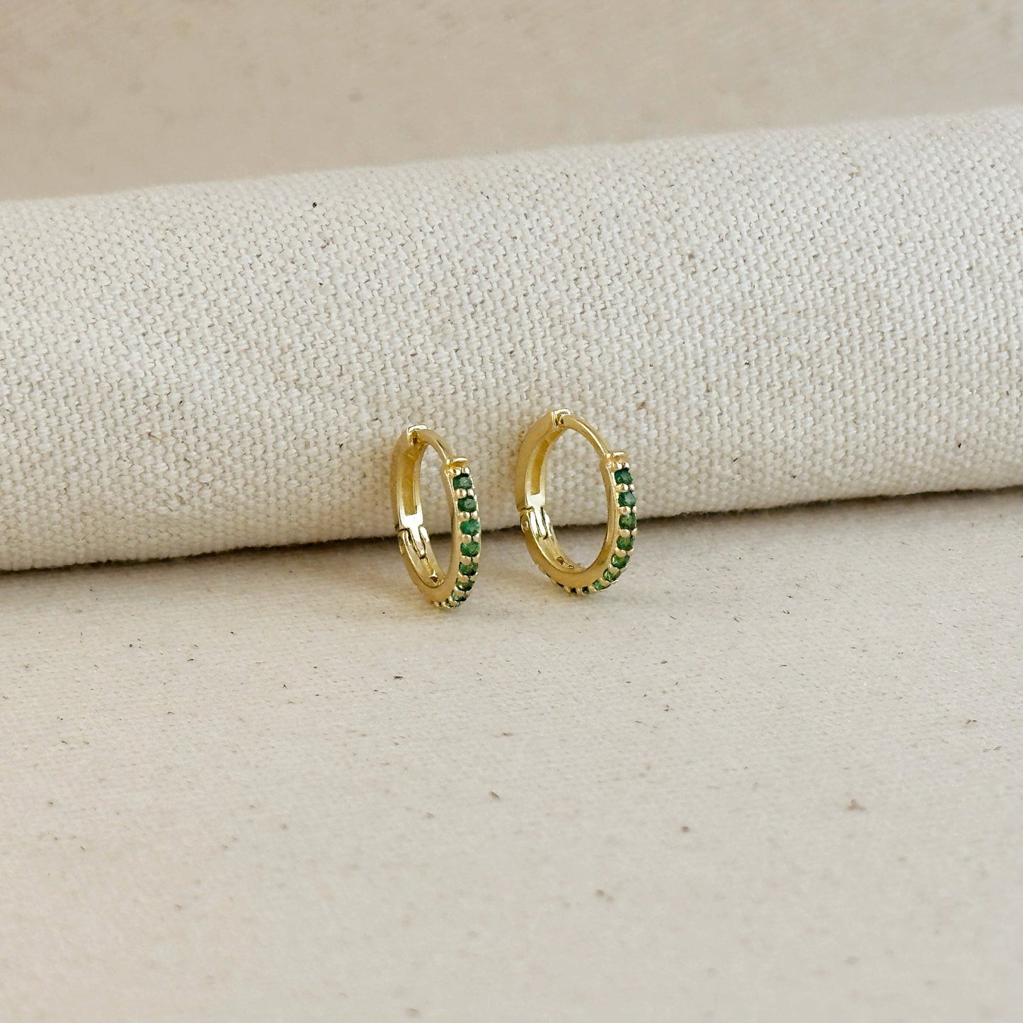 Boucles d'oreilles créoles en or rempli 18k avec zircons cubiques colorés