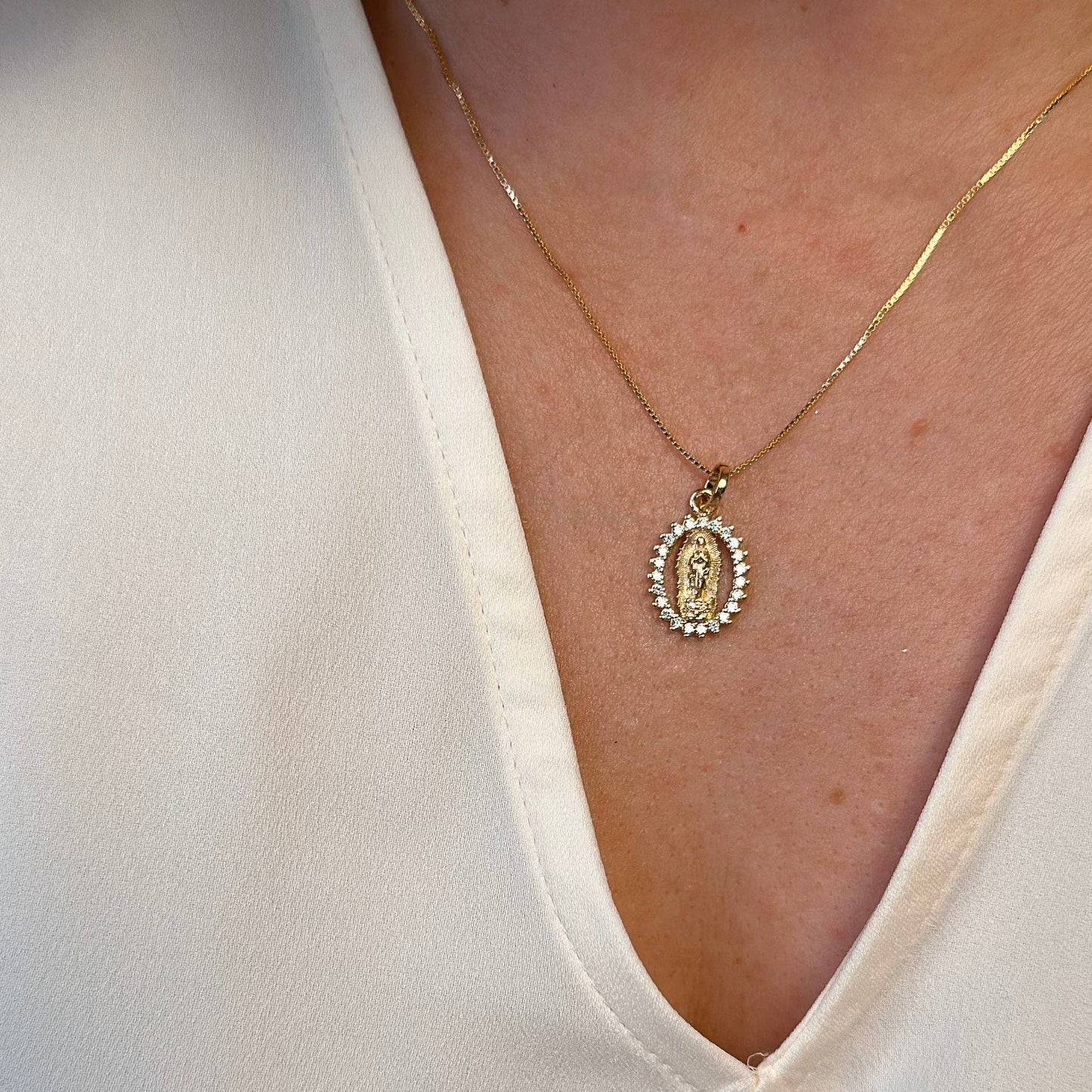 Collier avec chaîne figaro en or 18 carats et pendentif vierge avec mini-zircone cubique