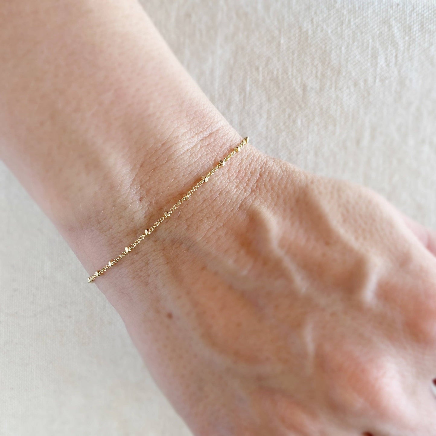 Bracelet à perles espacées de 1 mm rempli d'or 18 carats