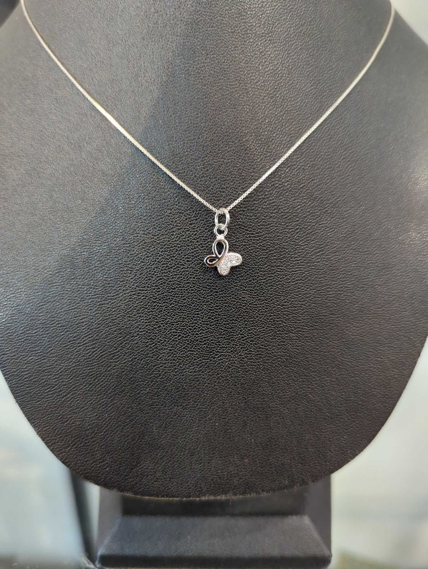 Collier avec chaîne box fine en argent et pendentif papillon