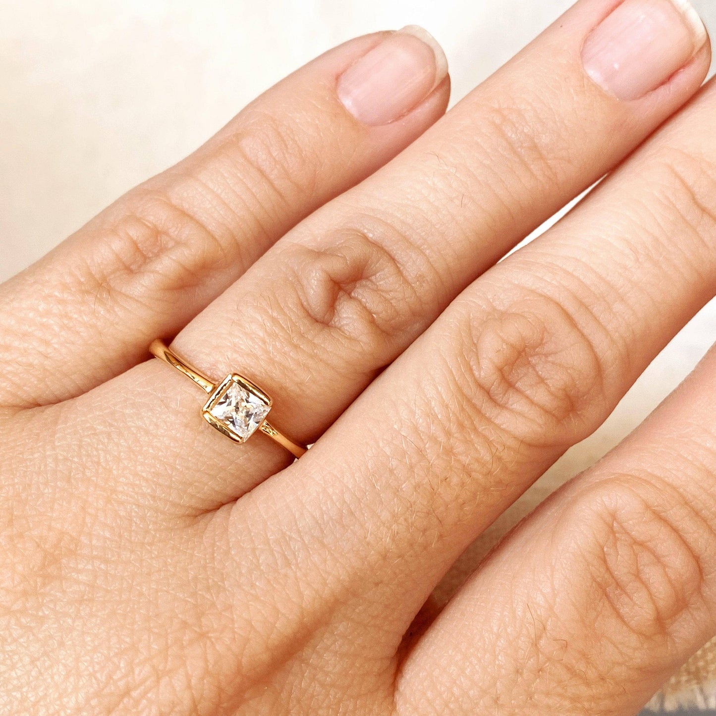Bague solitaire carrée en or rempli 18 carats