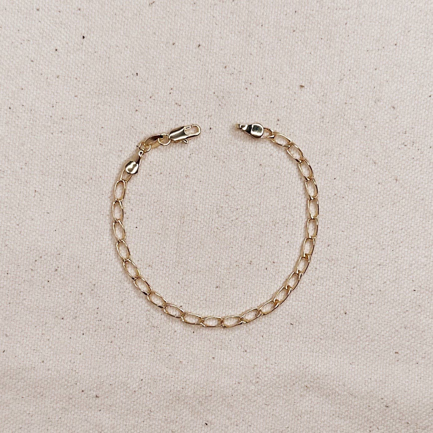 Bracelet à maillons légèrement torsadés en or 18 carats