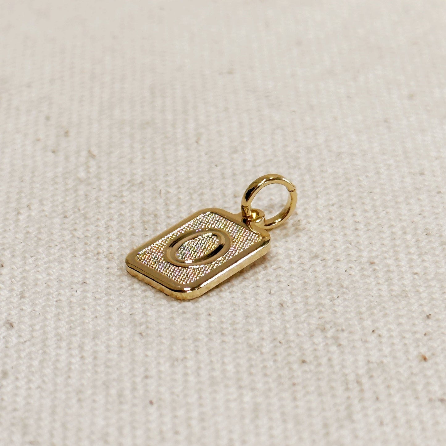 Pendentif plaque initiale texturé