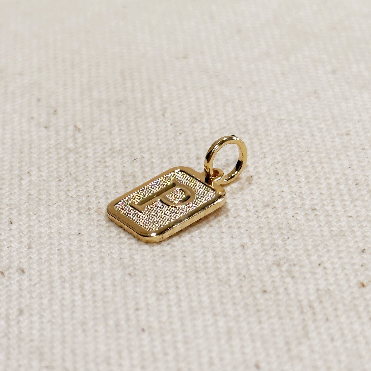 Pendentif plaque initiale texturé