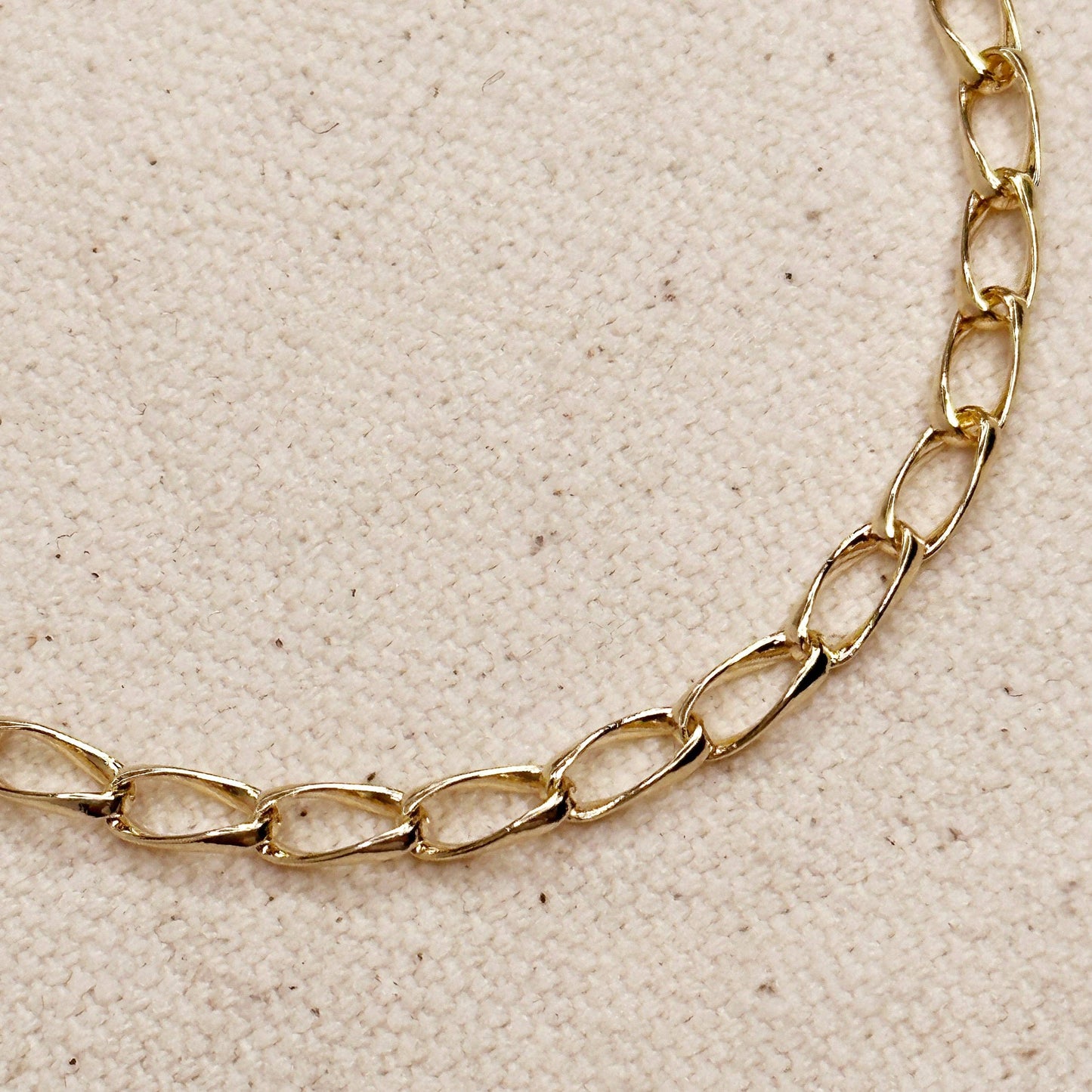 Bracelet à maillons légèrement torsadés en or 18 carats