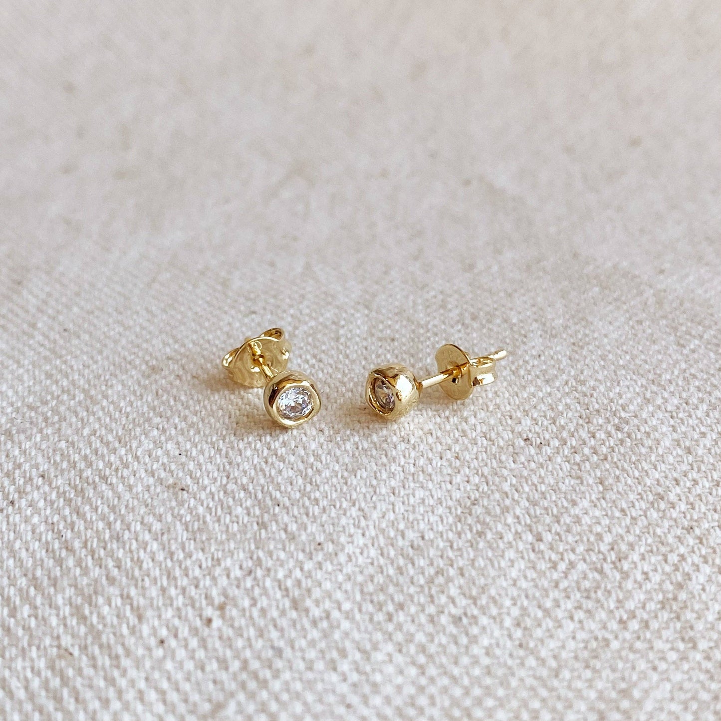 Boucles d'oreilles clous serti rond 4 mm