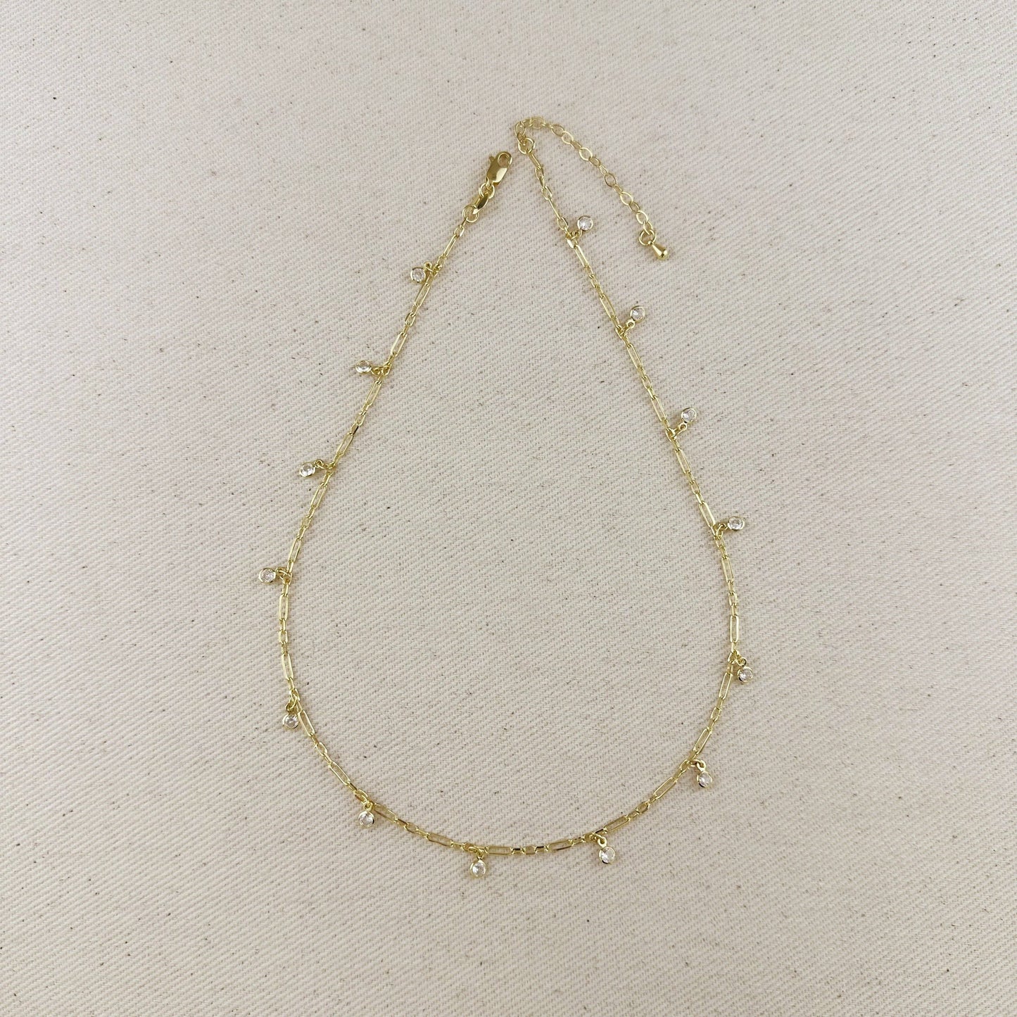 Collier chaîne trombone en or rempli 18K avec pendentifs en zirconium cubique sertis.