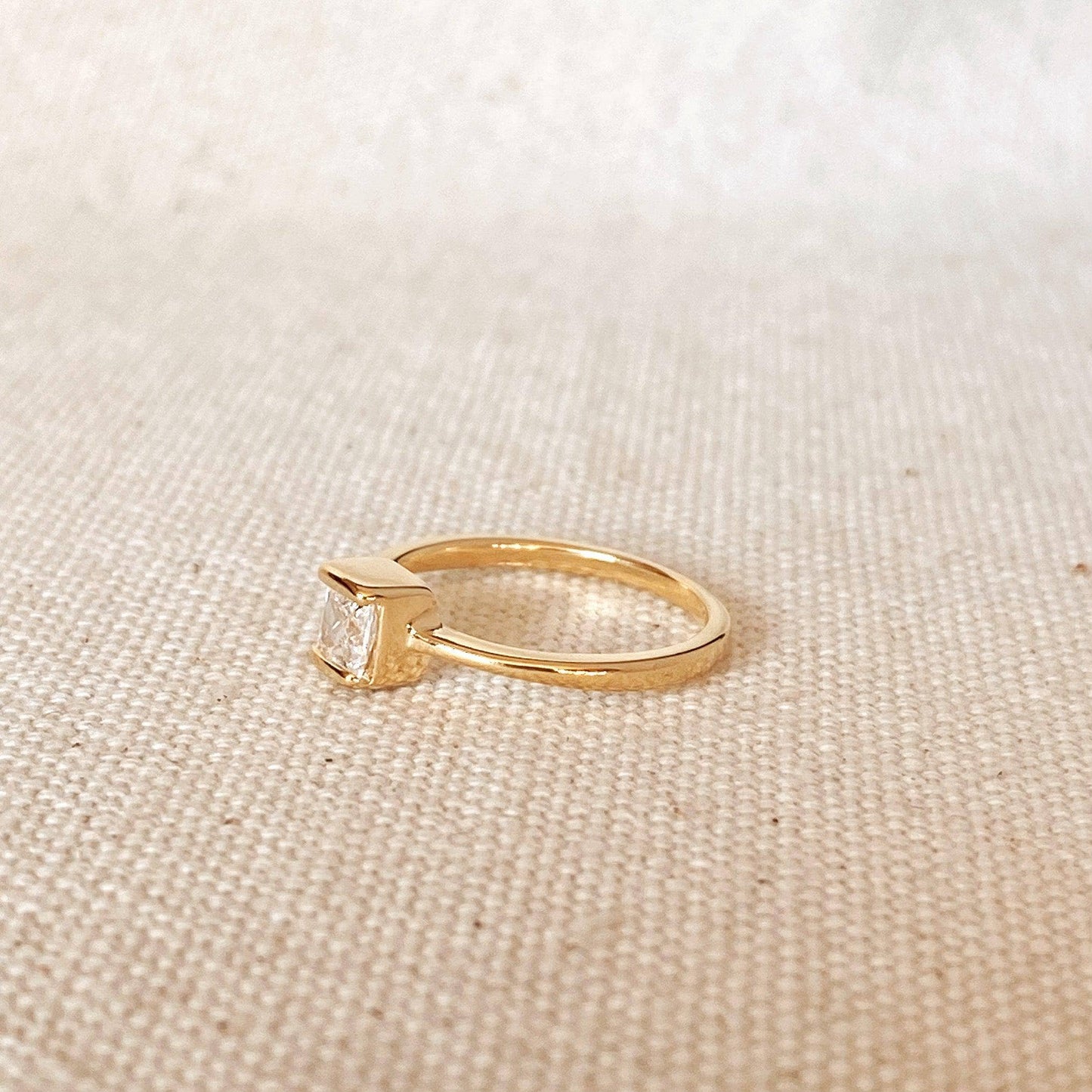 Bague solitaire carrée en or rempli 18 carats