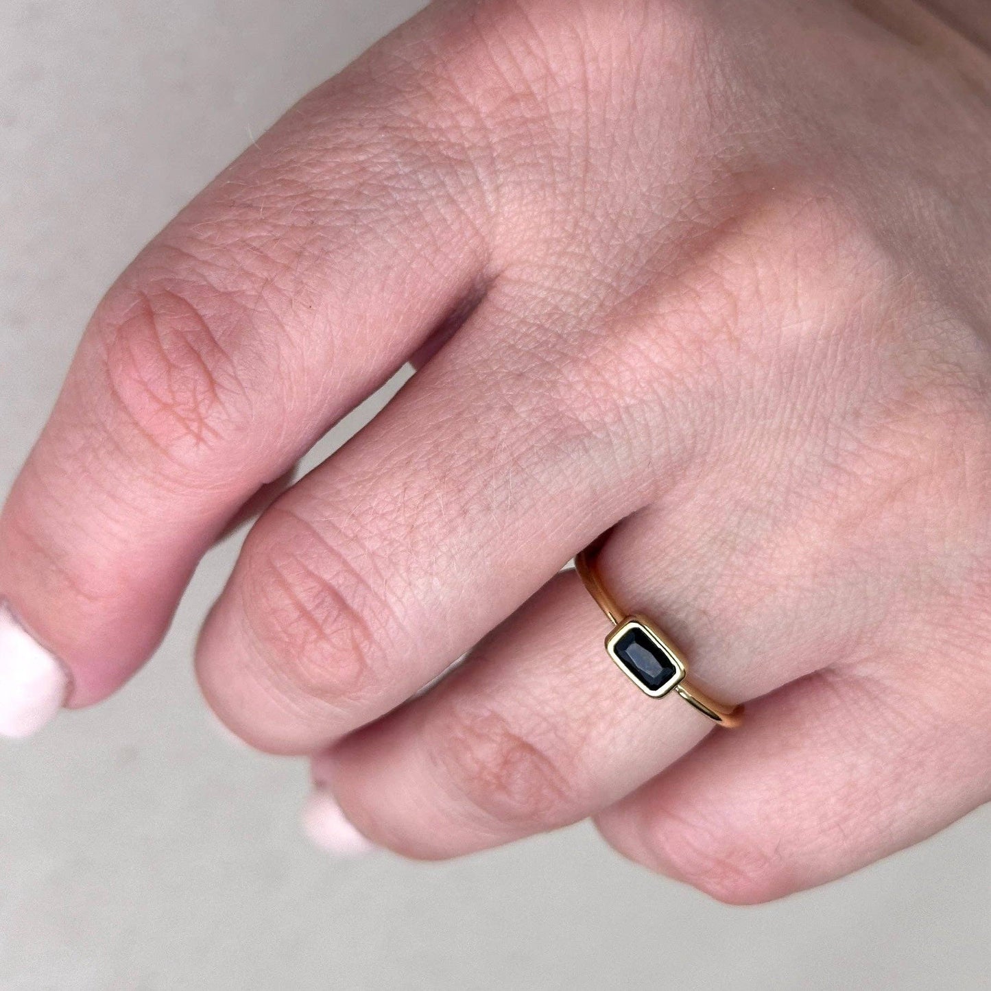 Bague solitaire rectangulaire avec zircon cubique noir