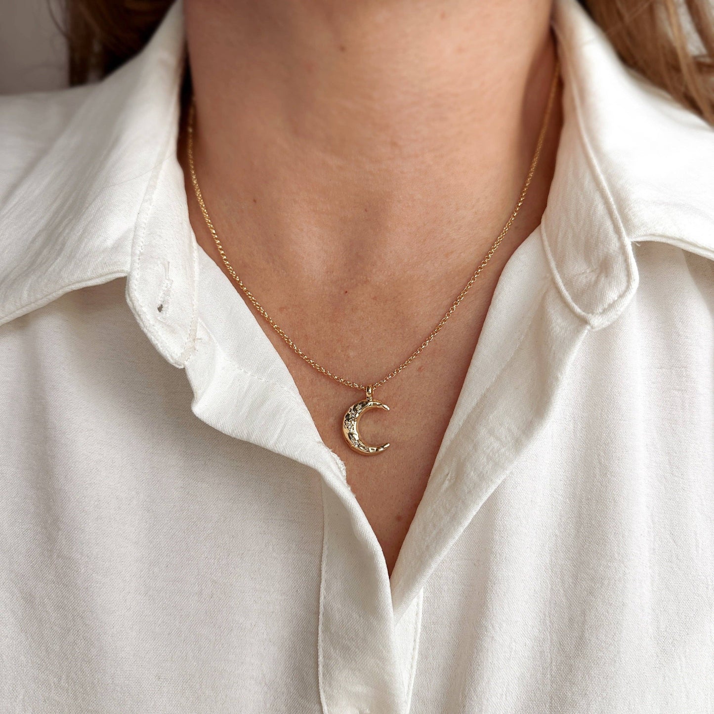 Collier avec chaîne en or et pendentif Croissant de lune martelé, en or rempli 18 carats